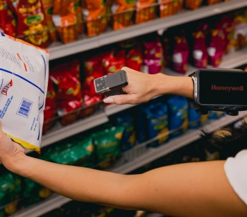 Pracovník skenuje zboží pomocí wearable terminálu Honeywell CW45